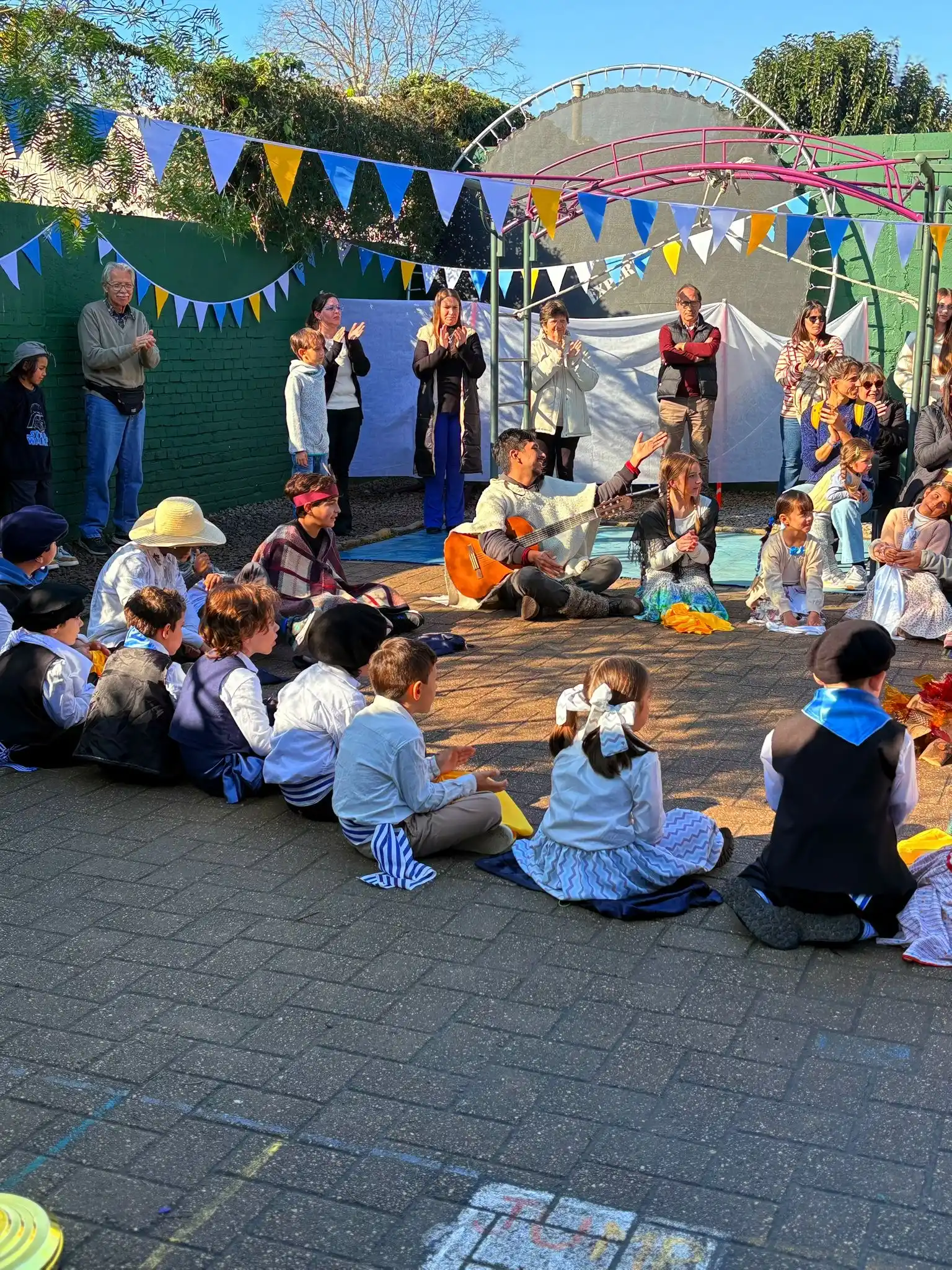 Niños en actividades de aprendizaje colaborativo