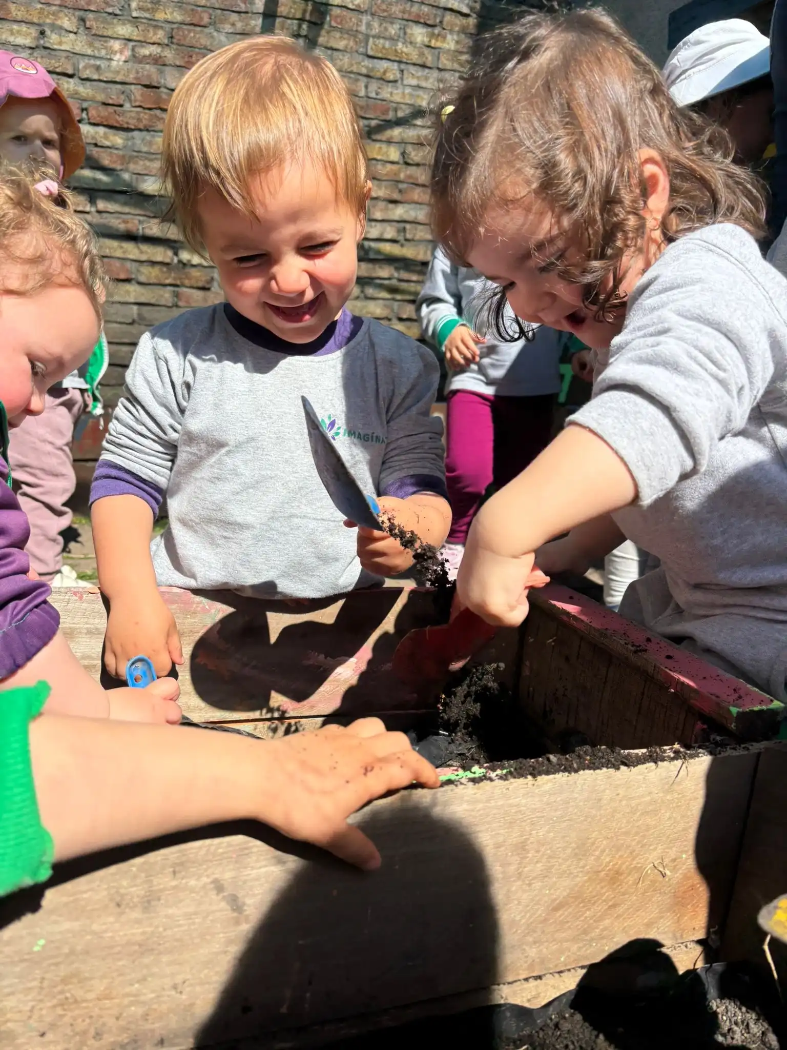Profesor explicando lección a estudiantes atentos