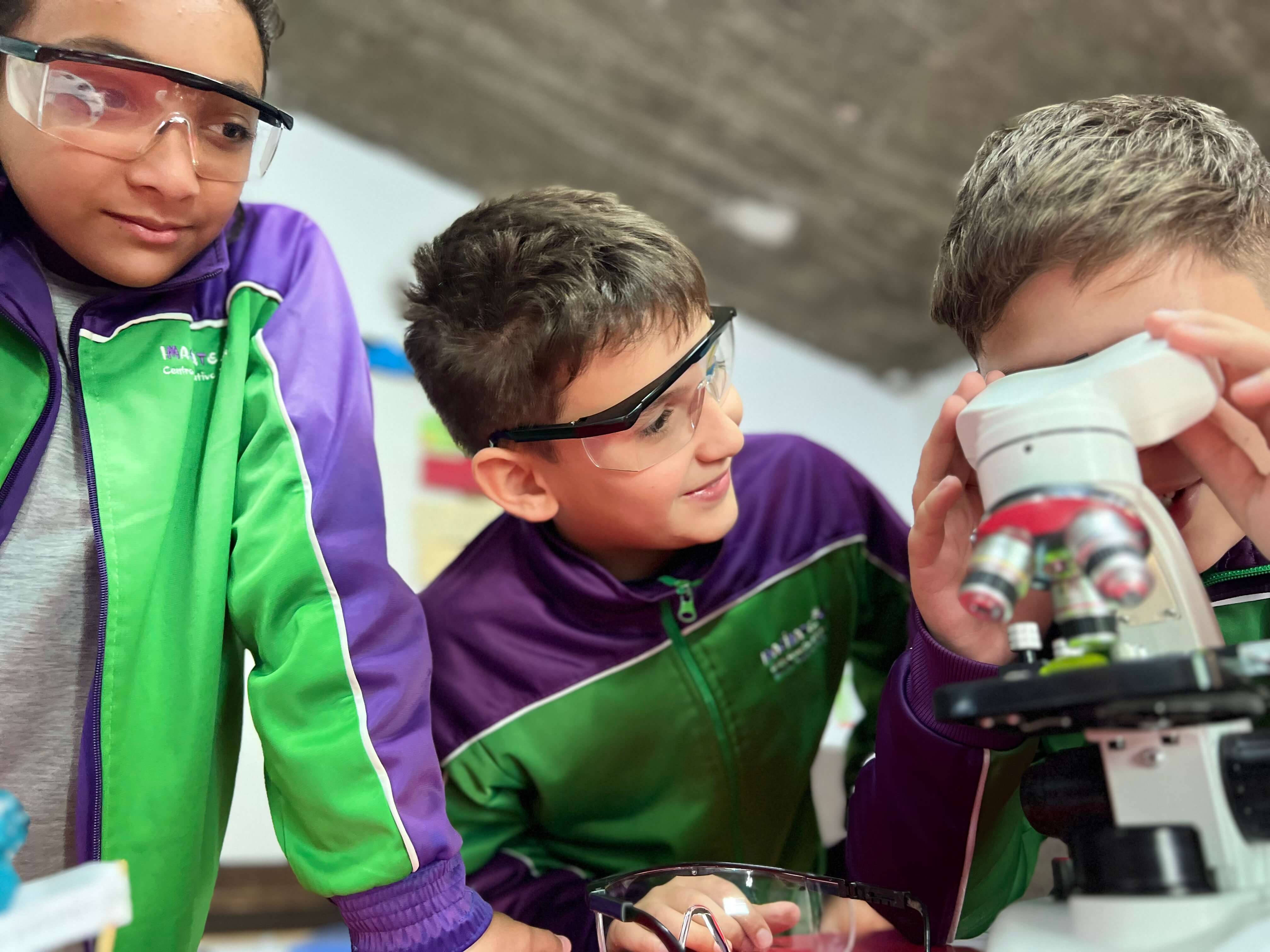 Profesores y estudiantes interactuando en el aula